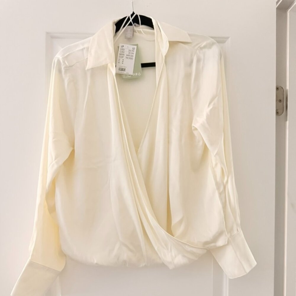 D21:  H&M Cream Colored Blouse (MEDIUM)